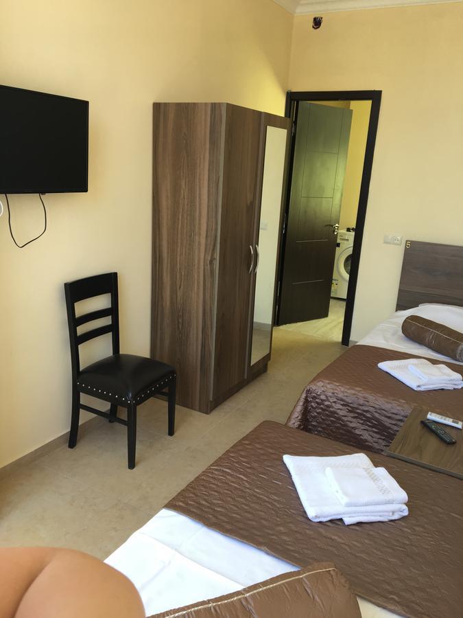 Hotel Guesthouse Lola Батумі Екстер'єр фото